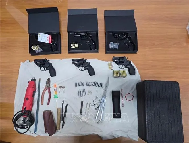 Bắt giữ đối tượng vận chuyển s&uacute;ng qu&acirc;n dụng c&ugrave;ng hơn 50 vi&ecirc;n đạn - Ảnh 1.
