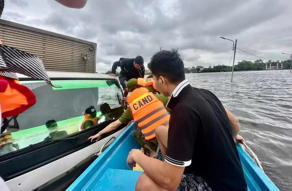 Quảng Trị: Kịp thời cứu hộ xe tải bị ngập lụt trên quốc lộ 49C - Ảnh 2.