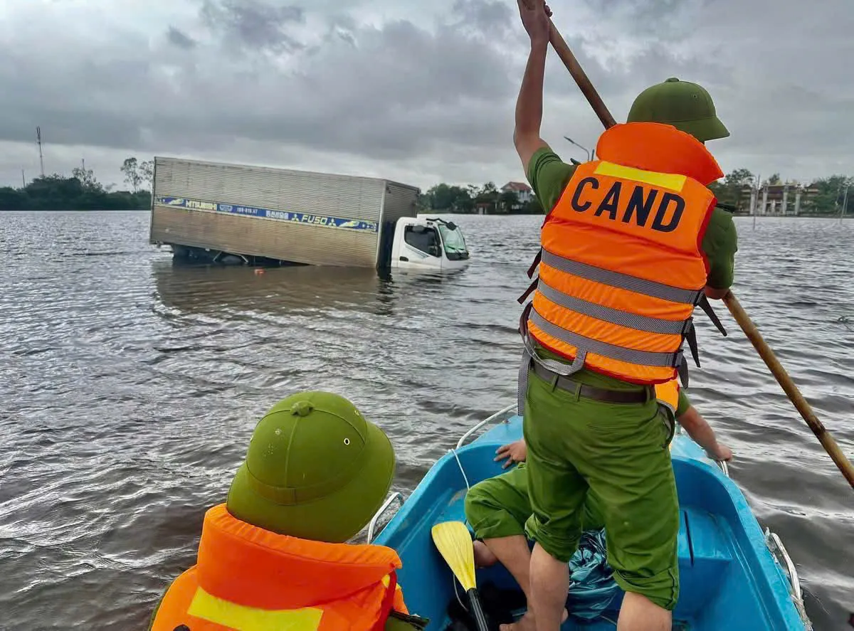 Quảng Trị: Kịp thời cứu hộ xe tải bị ngập lụt trên quốc lộ 49C - Ảnh 1.