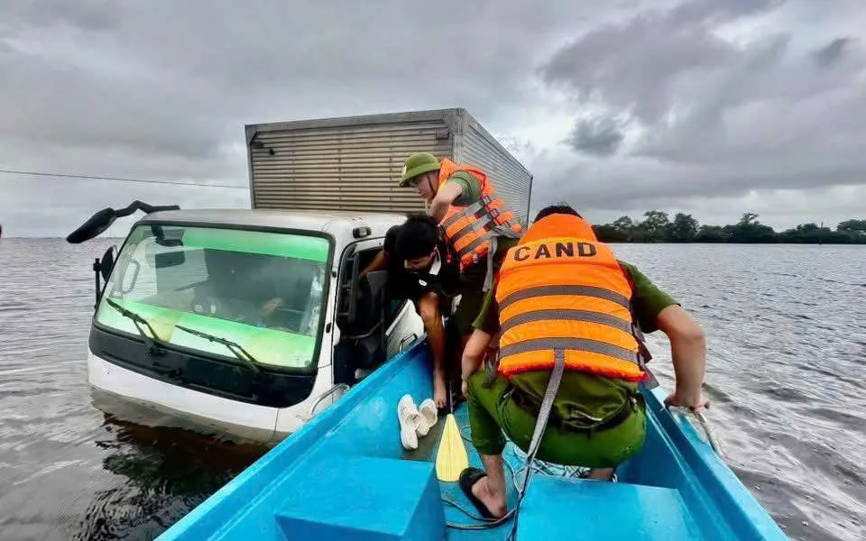 Đưa 2 người trên xe tải mắc kẹt giữa nước lũ đến nơi trú tránh an toàn. Đưa 2 người trên xe tải mắc kẹt giữa nước lũ đến nơi trú tránh an toàn.