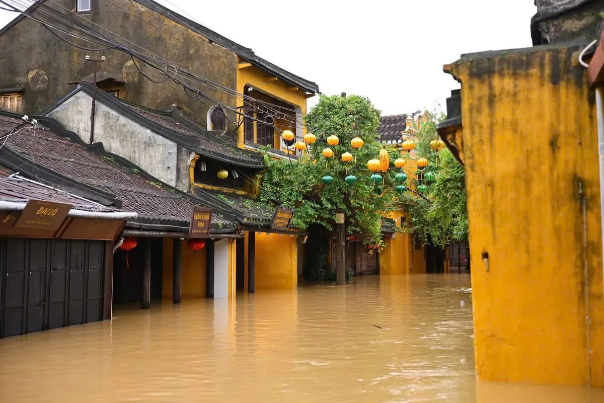 Hội An "chạy lũ" trắng đêm, nước vượt báo động 3 gần 1 mét, dân bàng hoàng vì lũ lên "thần tốc" - Ảnh 1.
