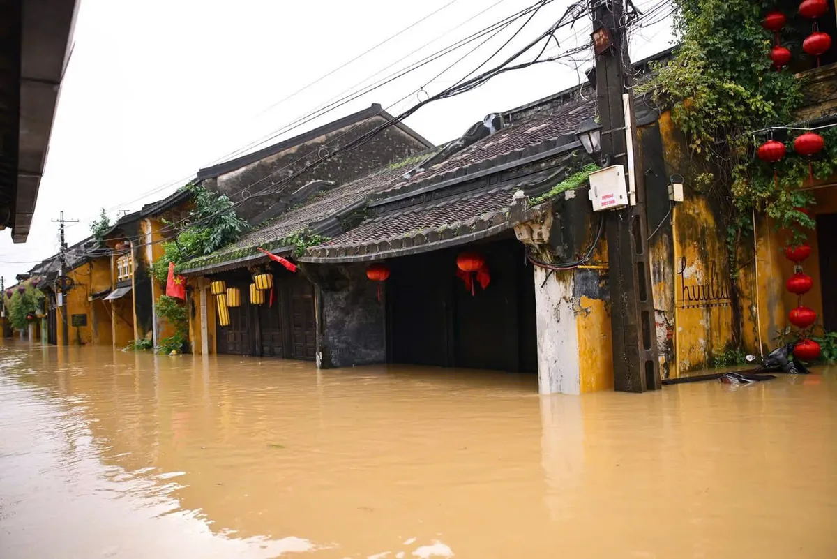 Hội An "chạy lũ" trắng đêm, nước vượt báo động 3 gần 1 mét, dân bàng hoàng vì lũ lên "thần tốc" - Ảnh 2.