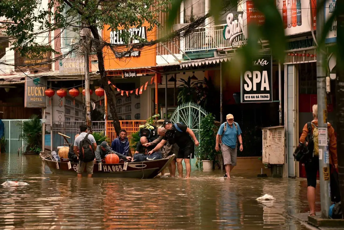 Đà Nẵng: Bí thư Thành ủy Lê Ngọc Quang chỉ đạo công tác ứng phó lũ lụt tại Hội An - Ảnh 3.