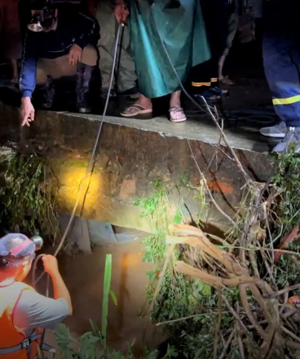 Lâm Đồng: Tìm thấy thi thể nữ giáo viên bị nước lũ cuốn trôi.  - Ảnh 1.