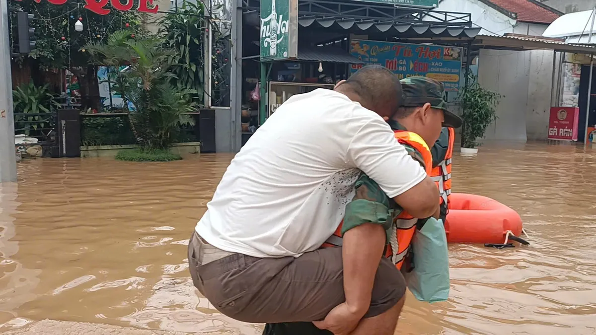 Đà Nẵng: Lực lượng quân sự triển khai cứu hộ, đưa người bị thương đến bệnh viện kịp thời - Ảnh 2.