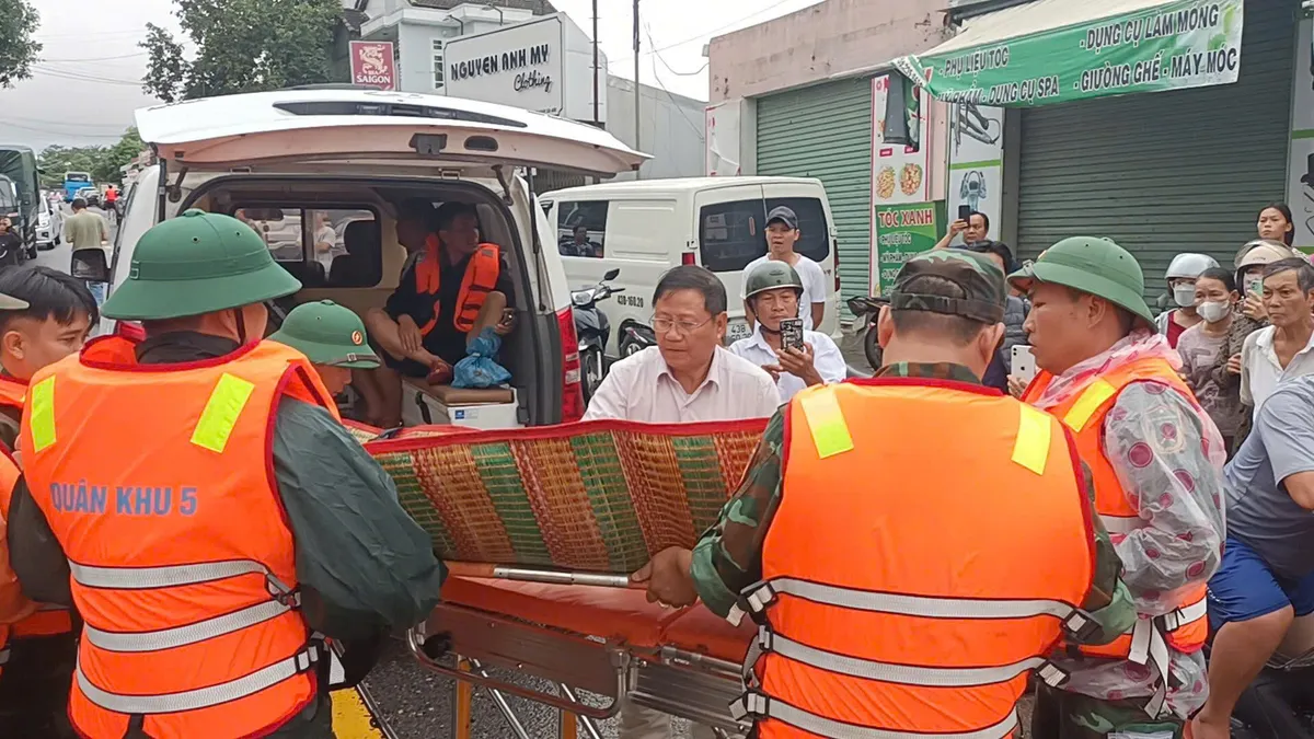 Đà Nẵng: Lực lượng quân sự triển khai cứu hộ, đưa người bị thương đến bệnh viện kịp thời - Ảnh 1.