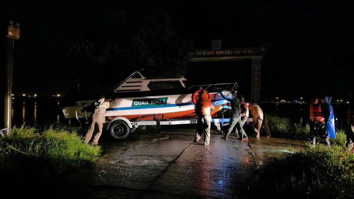 Lữ đoàn Tăng Thiết giáp 574, Quân khu 5kịp thời giúp dân ứng phó vỡ đê tại Đà Nẵng - Ảnh 3.