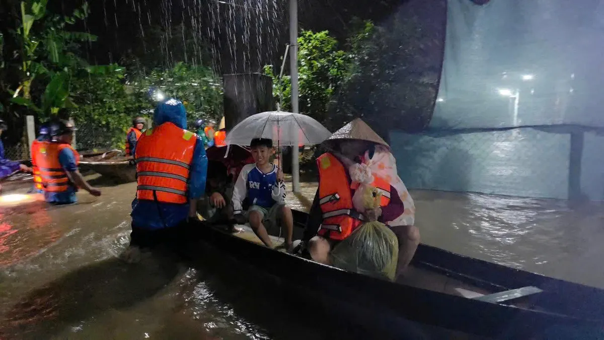 Lữ đoàn Tăng Thiết giáp 574, Quân khu 5kịp thời giúp dân ứng phó vỡ đê tại Đà Nẵng - Ảnh 2.