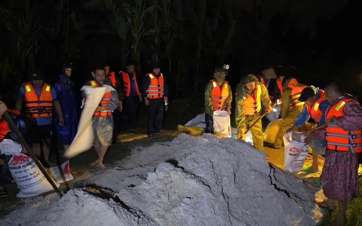 Kịp thời giúp dân ứng phó vỡ đê tại Đà Nẵng.