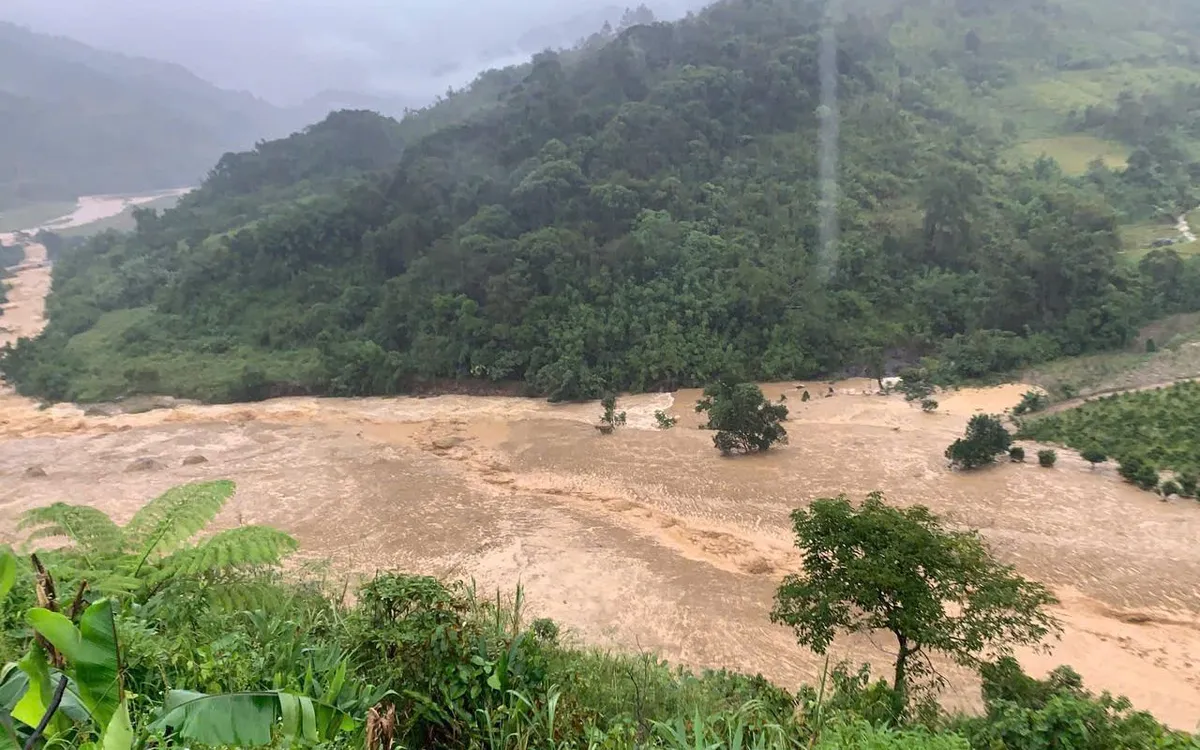 Núi lở gây lũ bùn ở Quảng Ngãi.