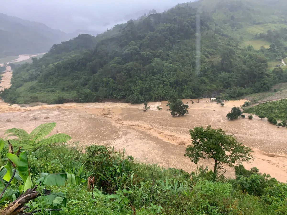 Núi lở gây lũ bùn ở Quảng Ngãi: Hơn 1.700 người bị cô lập- Ảnh 1.