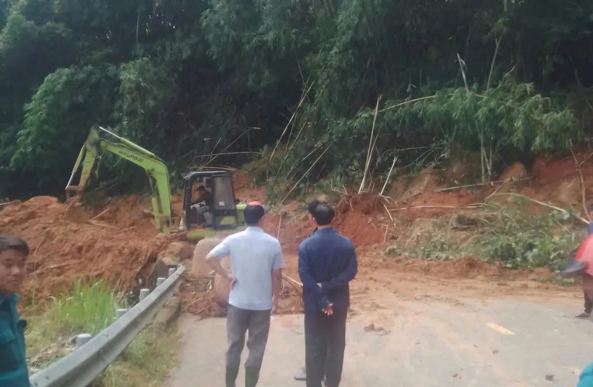 Lâm Đồng: Đèo Gia Bắc bị chia cắt hoàn toàn bởi đất đá sạt lở vùi lấp mặt đường- Ảnh 2. Lâm Đồng: Đèo Gia Bắc bị chia cắt hoàn toàn bởi đất đá sạt lở vùi lấp mặt đường- Ảnh 2.