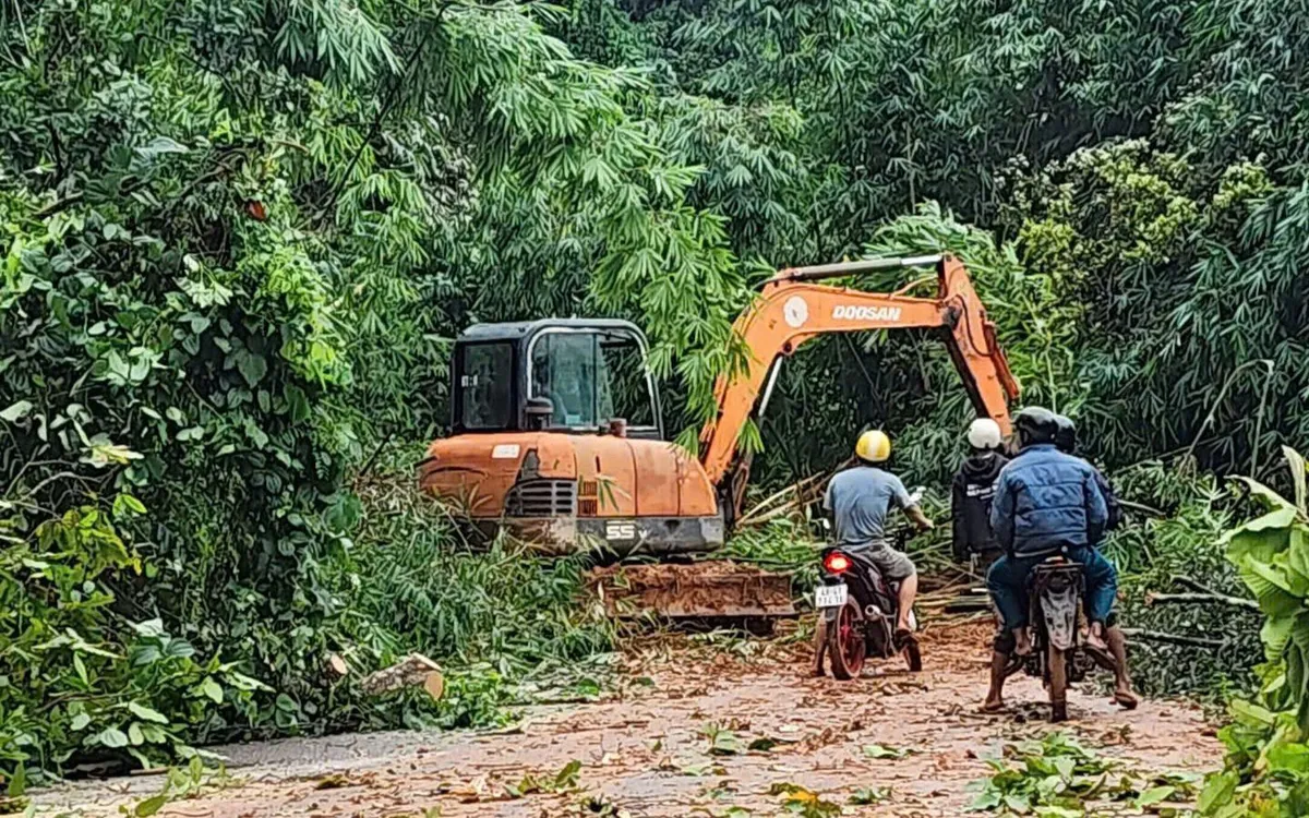Đèo Gia Bắc bị chia cắt hoàn toàn bởi đất đá sạt lở. Đèo Gia Bắc bị chia cắt hoàn toàn bởi đất đá sạt lở.