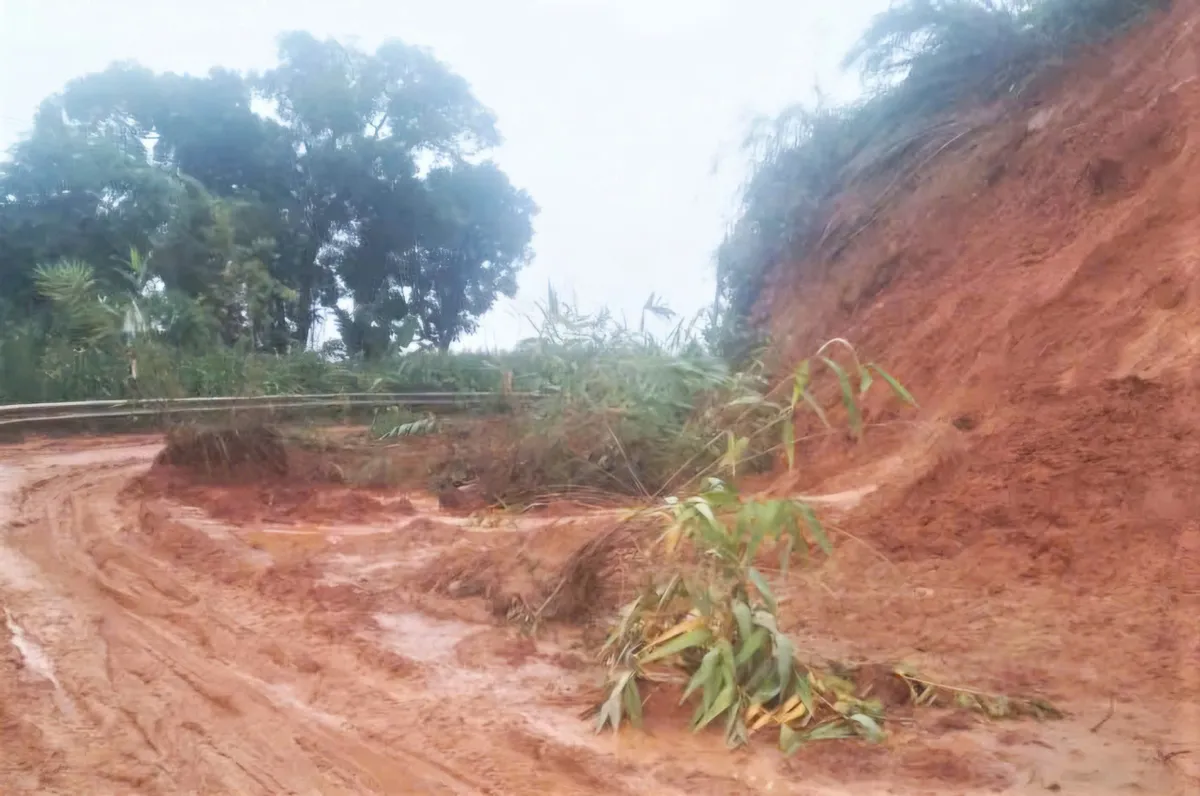 Lâm Đồng: Đèo Gia Bắc bị chia cắt hoàn toàn bởi đất đá sạt lở vùi lấp mặt đường- Ảnh 1. Lâm Đồng: Đèo Gia Bắc bị chia cắt hoàn toàn bởi đất đá sạt lở vùi lấp mặt đường- Ảnh 1.