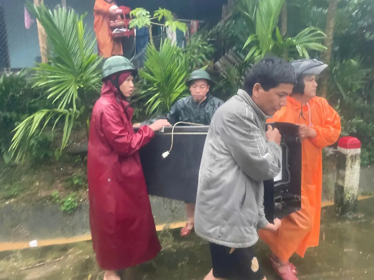 Đà Nẵng: Hai ngôi nhà bị vùi lấp do sập quả đồi ở xã Trà Leng - Ảnh 2.