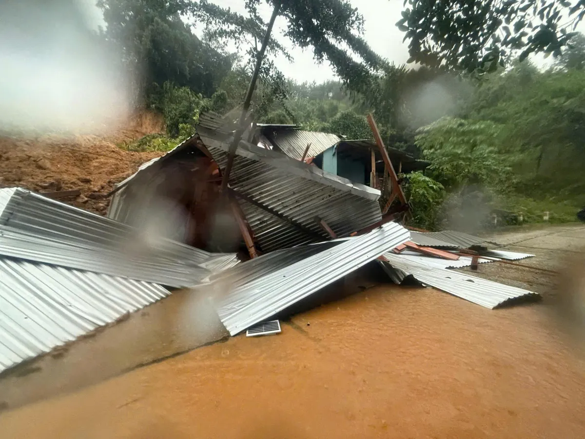 Đà Nẵng: Hai ngôi nhà bị vùi lấp do sập quả đồi ở xã Trà Leng - Ảnh 1.
