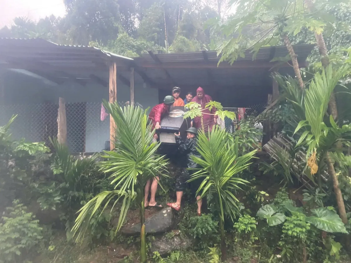 Đà Nẵng: Hai ngôi nhà bị vùi lấp do sập quả đồi ở xã Trà Leng - Ảnh 3.