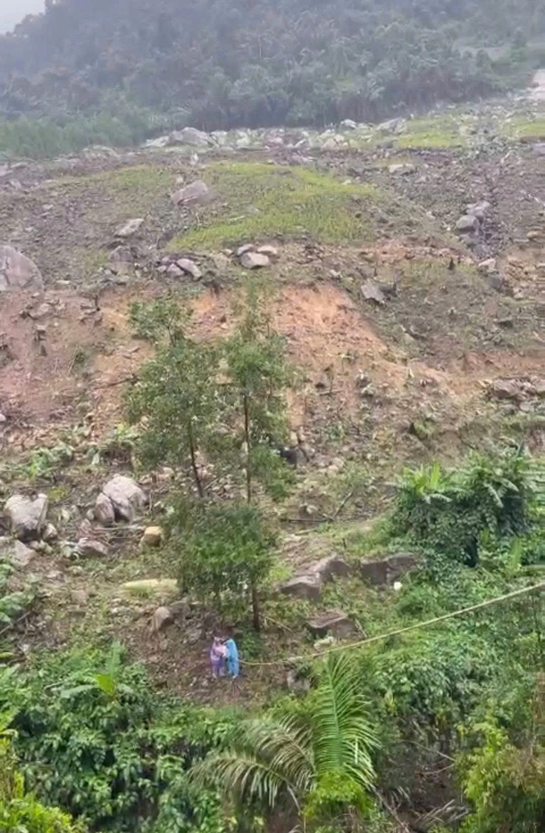 Quảng Ngãi: Bộ đội vượt lũ tiếp tế lương thực cho 10 người mắc kẹt trên núi do lũ. - Ảnh 1.