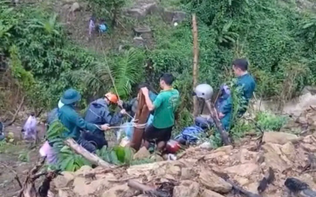 Lực lượng chức năng tiếp cận vị trí nhóm người bị kẹt trên núi.
