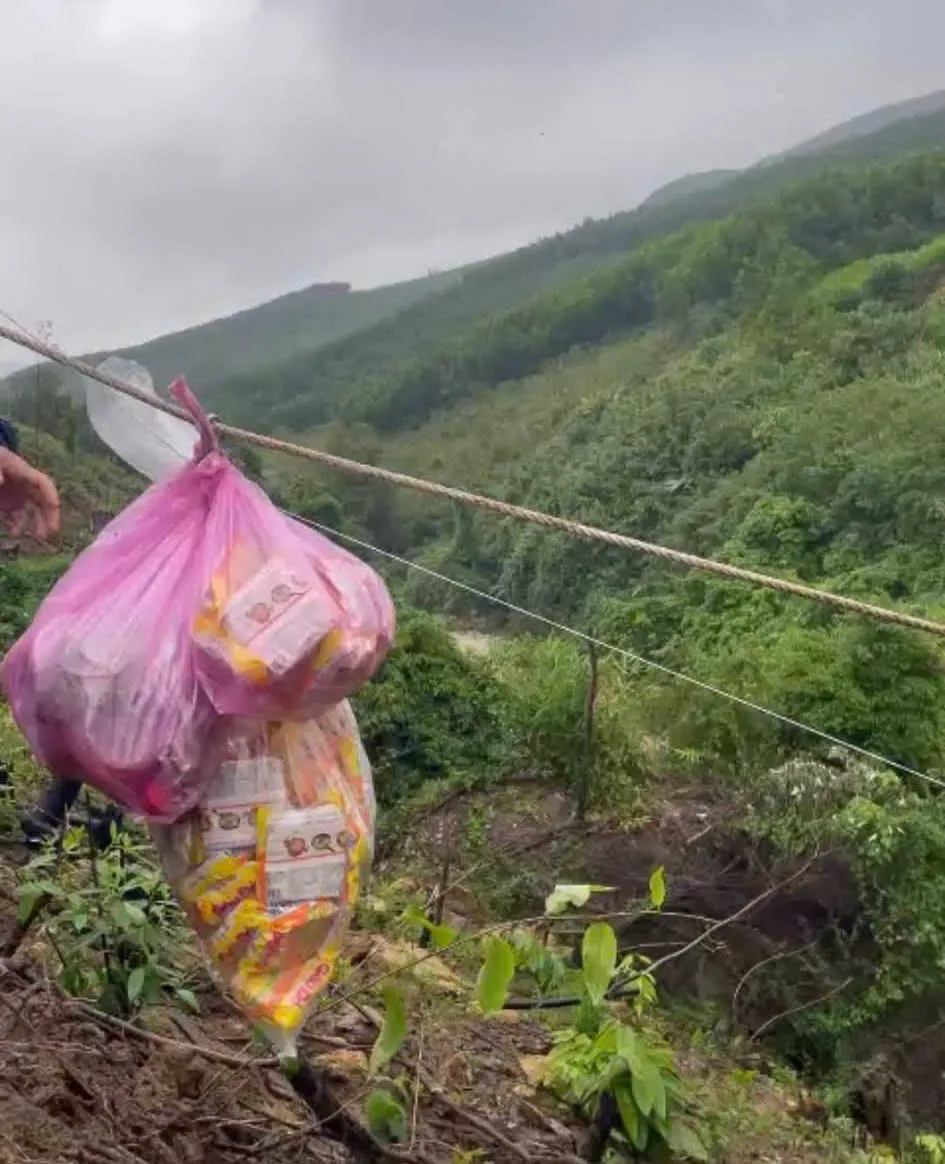 Quảng Ngãi: Bộ đội vượt lũ tiếp tế lương thực cho 10 người mắc kẹt trên núi do lũ. - Ảnh 2.