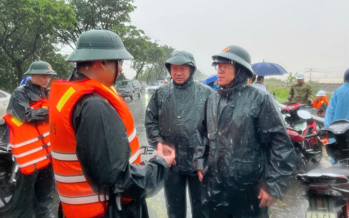 Chính ủy Quân khu 5 trực tiếp kiểm tra một số khu vực bị ngập sâu trên địa bàn thành phố Đà Nẵng. Chính ủy Quân khu 5 trực tiếp kiểm tra một số khu vực bị ngập sâu trên địa bàn thành phố Đà Nẵng.