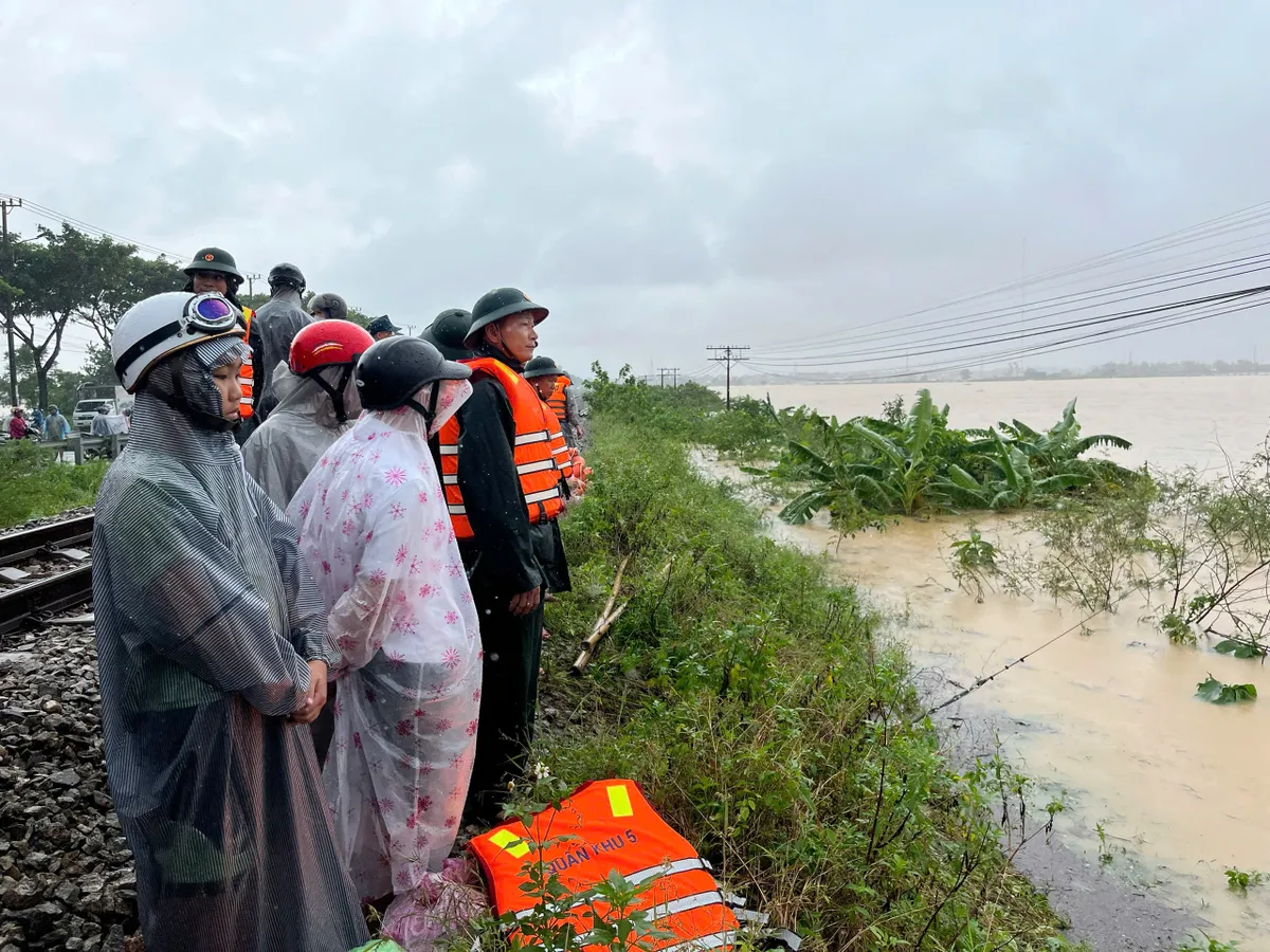 Chính ủy Quân khu 5 kiểm tra, hỗ trợ kịp thời một số khu vực bị ngập sâu trên địa bàn thành phố Đà Nẵng - Ảnh 2.