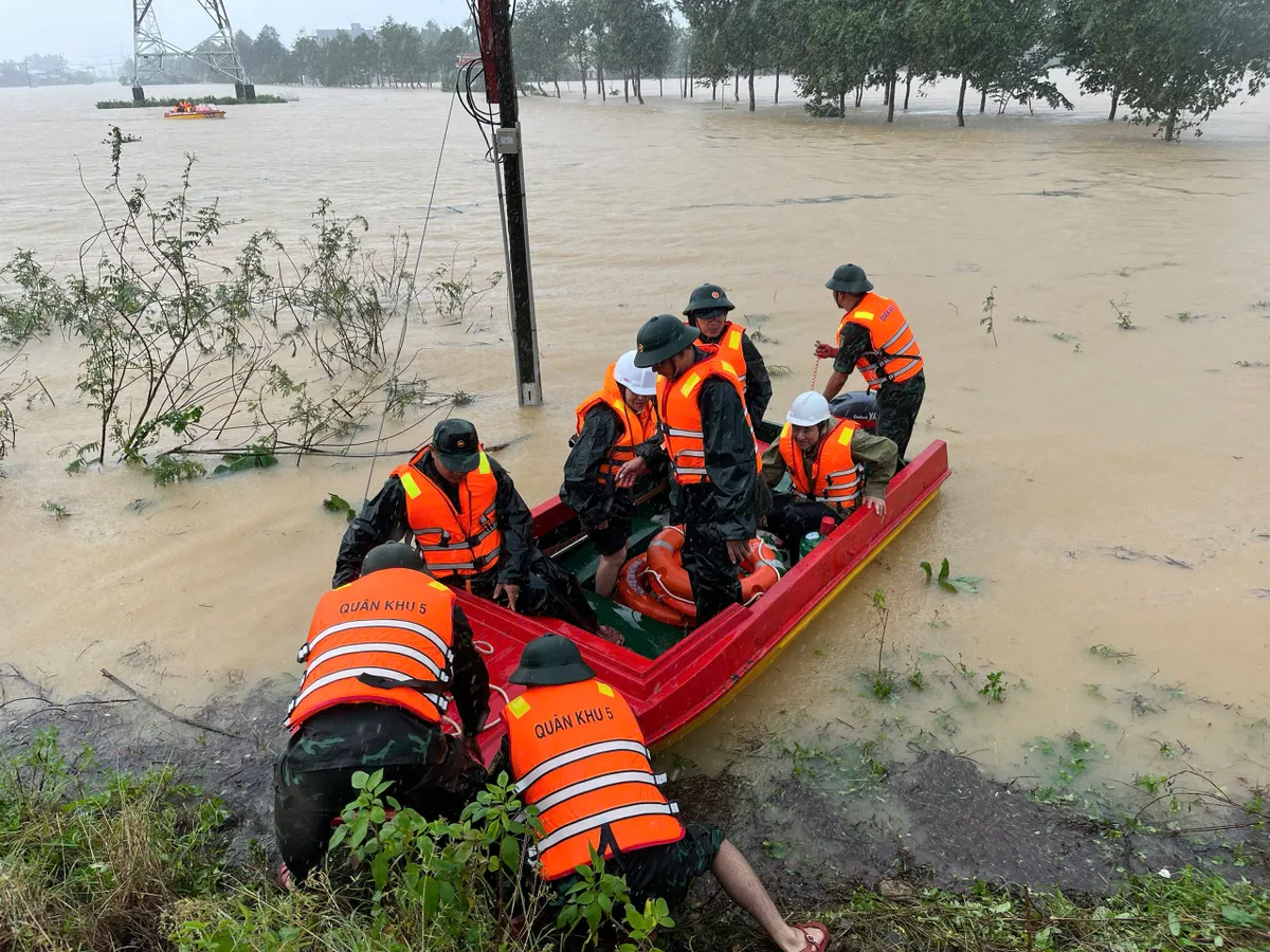 Chính ủy Quân khu 5 kiểm tra, hỗ trợ kịp thời một số khu vực bị ngập sâu trên địa bàn thành phố Đà Nẵng - Ảnh 4.