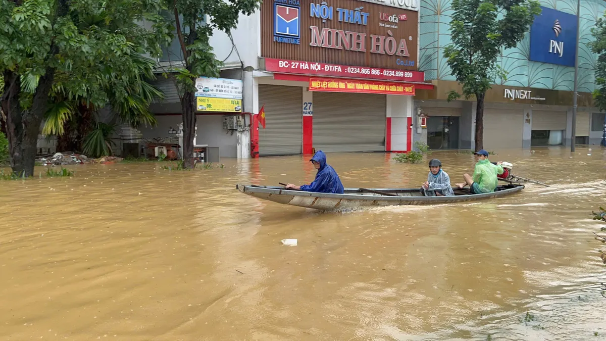 Huế: Khẩn trương huy động lực lượng cứu hộ cung cấp nhu yếu phẩm, hỗ trợ người dân vùng ngập sâu do mưa lớn còn kéo dài. - Ảnh 2.