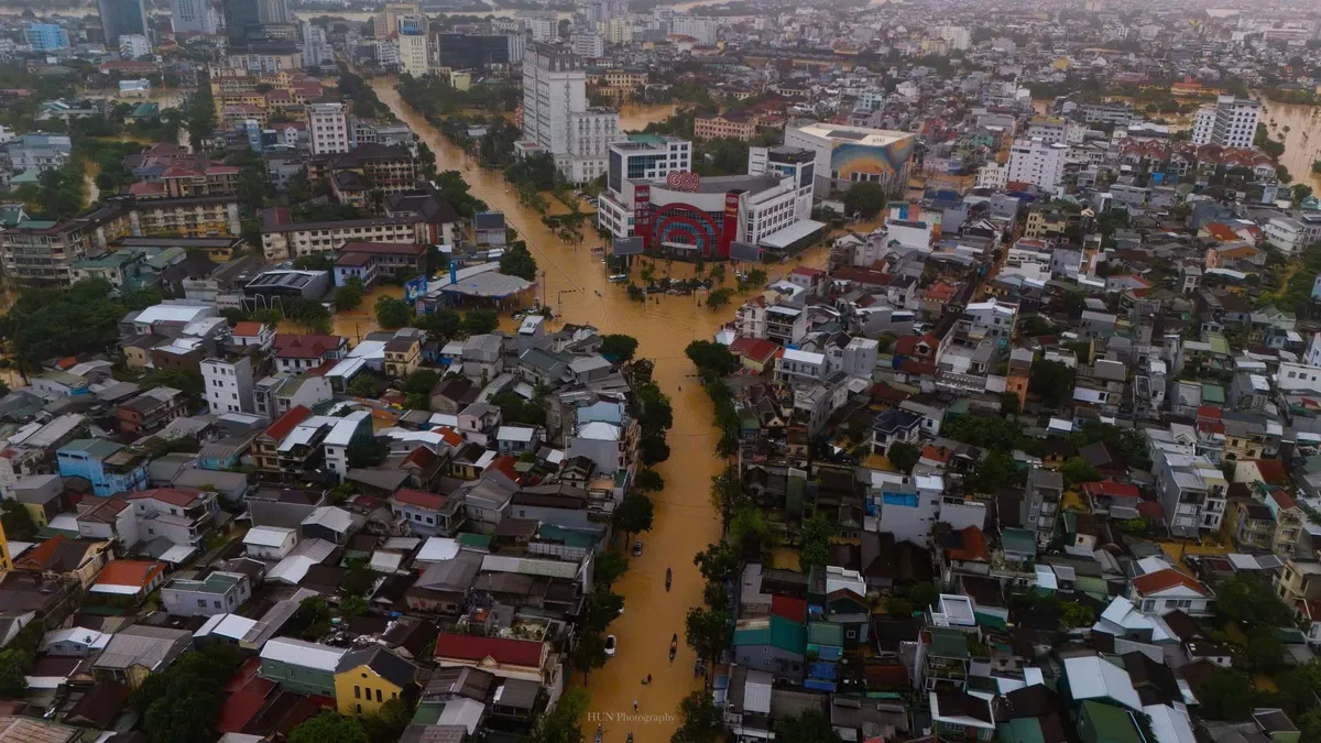Huế: Khẩn trương huy động lực lượng cứu hộ cung cấp nhu yếu phẩm, hỗ trợ người dân vùng ngập sâu do mưa lớn còn kéo dài. - Ảnh 3.