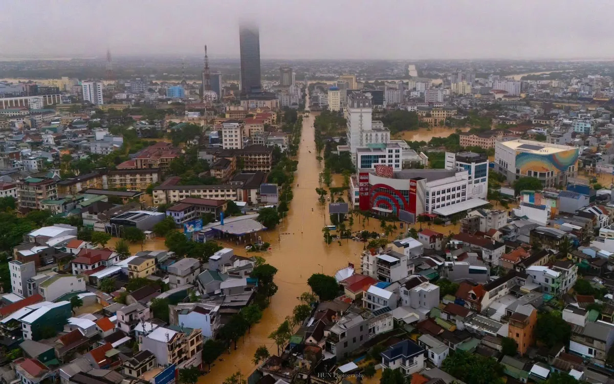 Lũ trên các sông xuống chậm, thành phố Huế vẫn chìm trong biển nước. Lũ trên các sông xuống chậm, thành phố Huế vẫn chìm trong biển nước.