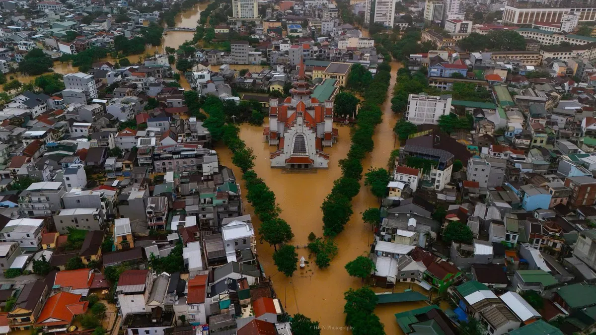 Huế: Khẩn trương huy động lực lượng cứu hộ cung cấp nhu yếu phẩm, hỗ trợ người dân vùng ngập sâu do mưa lớn còn kéo dài. - Ảnh 4.