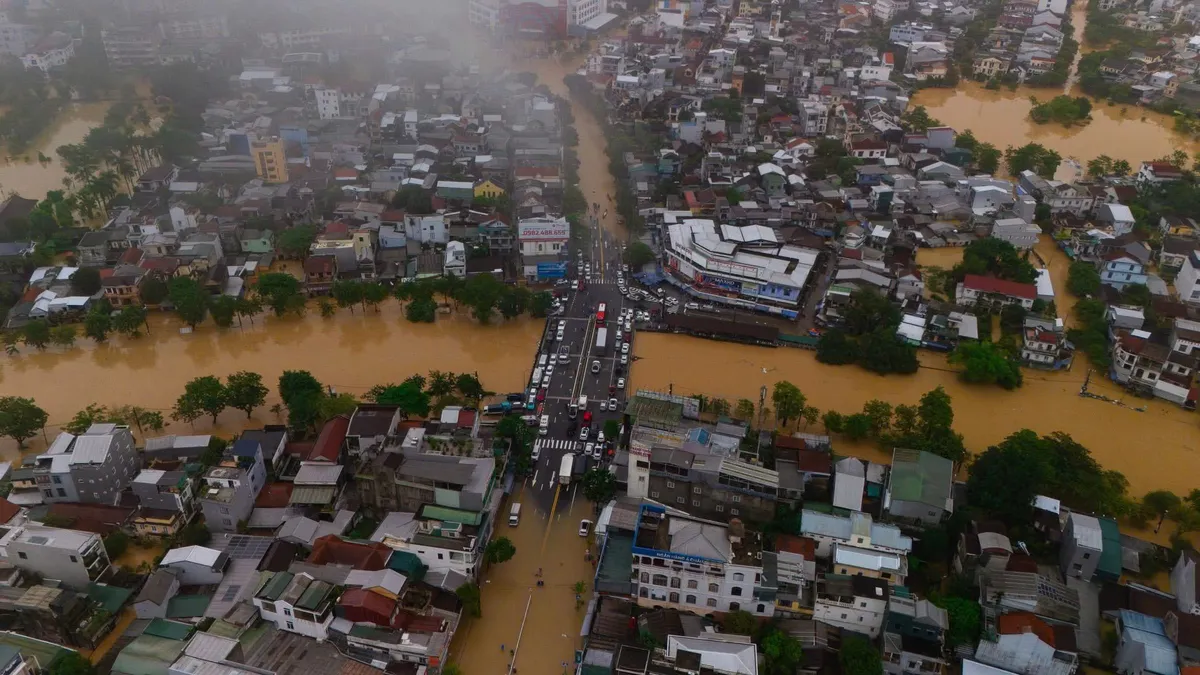 Huế: Khẩn trương huy động lực lượng cứu hộ cung cấp nhu yếu phẩm, hỗ trợ người dân vùng ngập sâu do mưa lớn còn kéo dài. - Ảnh 5.