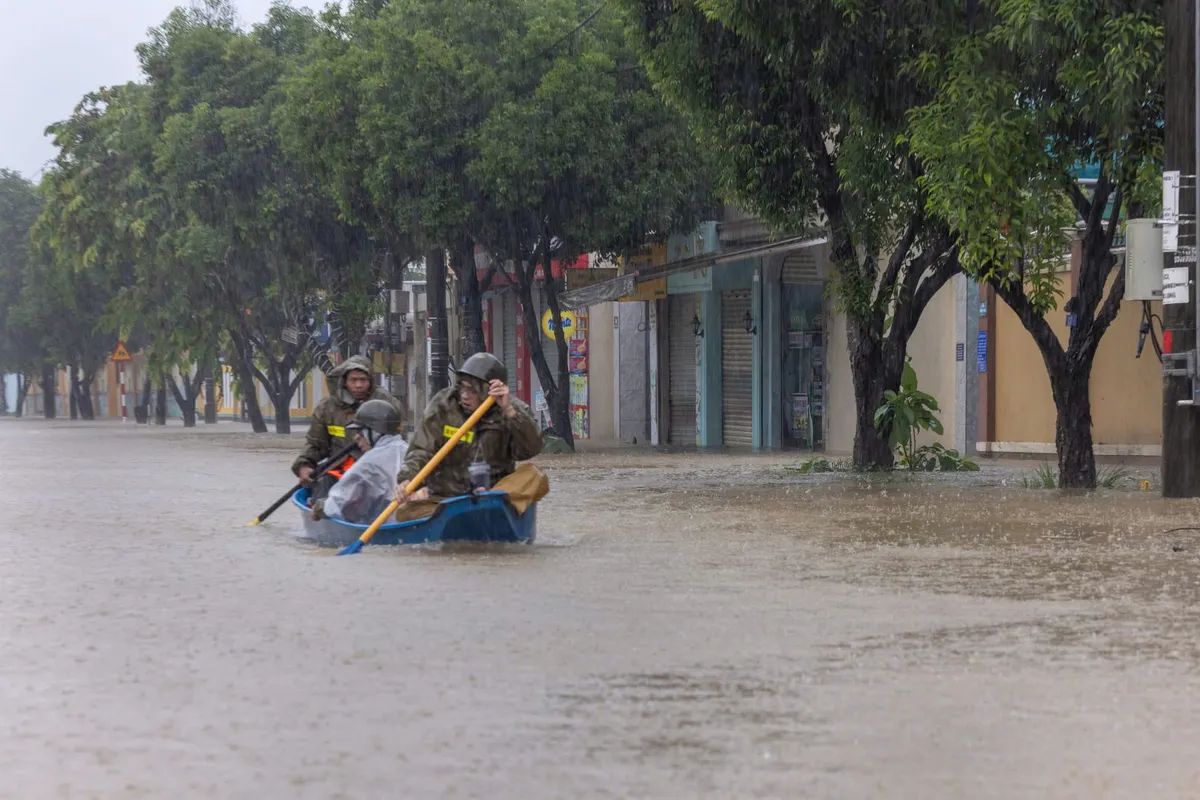 Huế: Khẩn trương huy động lực lượng cứu hộ cung cấp nhu yếu phẩm, hỗ trợ người dân vùng ngập sâu do mưa lớn còn kéo dài. - Ảnh 1.