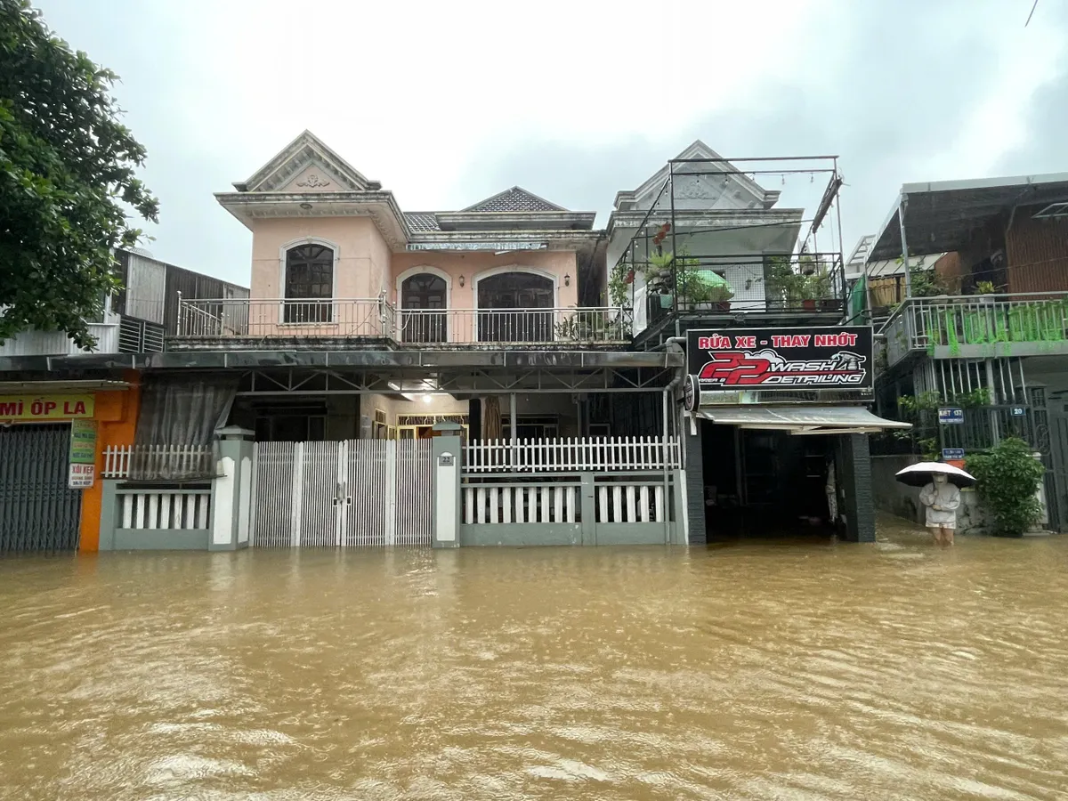 Hơn 35.000 ngôi nhà ở thành phố Huế chìm trong nước lũ - Ảnh 1.