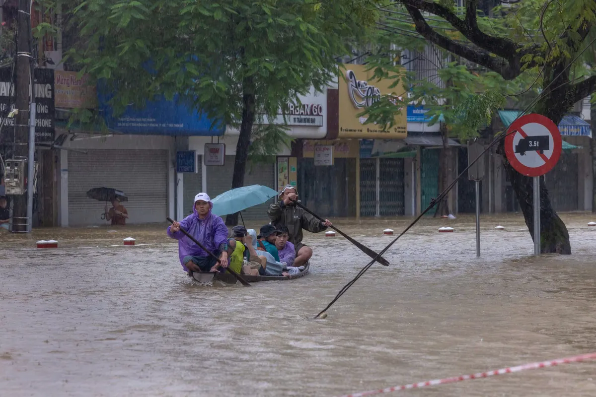 Hơn 35.000 ngôi nhà ở thành phố Huế chìm trong nước lũ - Ảnh 4.
