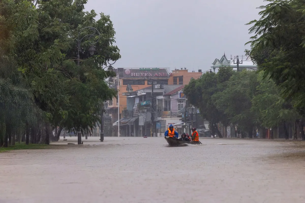 Hơn 35.000 ngôi nhà ở thành phố Huế chìm trong nước lũ - Ảnh 3.