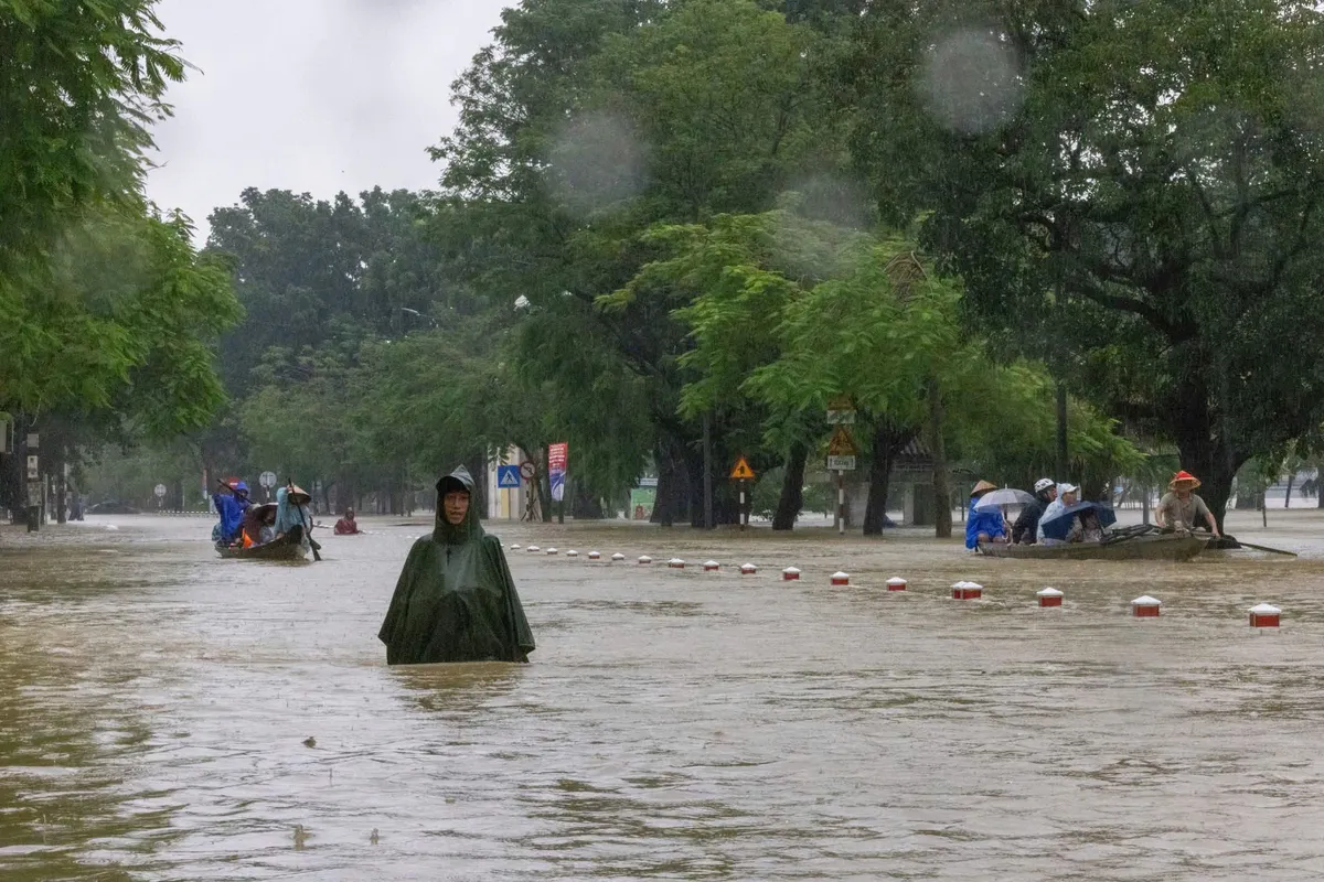 Hơn 35.000 ngôi nhà ở thành phố Huế chìm trong nước lũ - Ảnh 2.