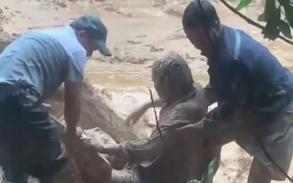 Nhiều người đến ứng cứu, kéo ông Trí ra khỏi lớp bùn đất kịp thời.