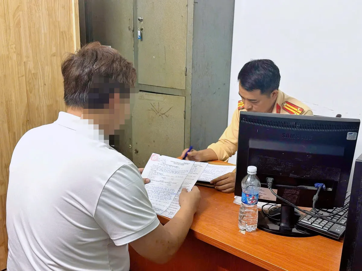 CSGT H&agrave; Nội xử phạt c&ocirc;ng ty quảng c&aacute;o tr&ecirc;n th&ugrave;ng xe tải - Ảnh 1.