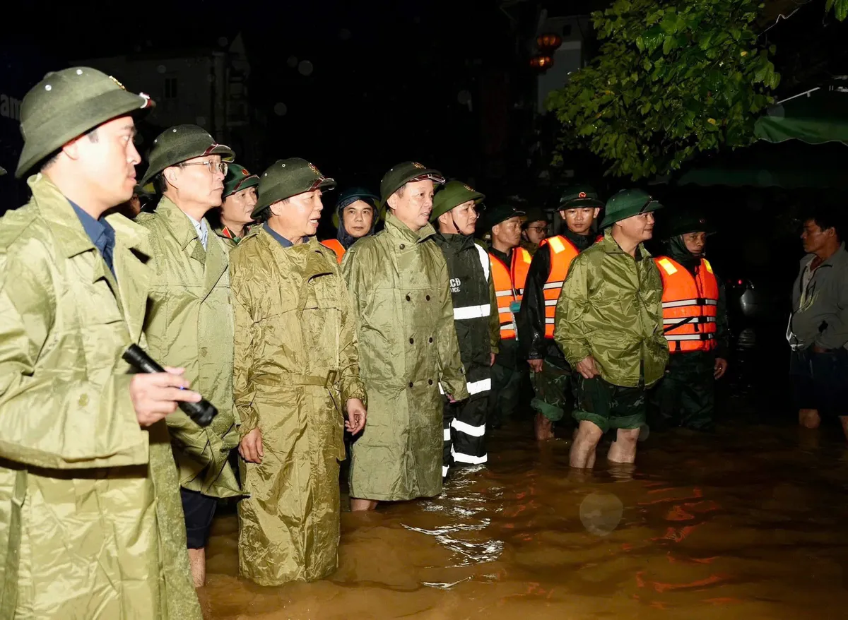 Phó Thủ tướng Trần Hồng Hà kiểm tra vùng ngập, động viên người dân Huế vượt qua lũ lớn - Ảnh 3.