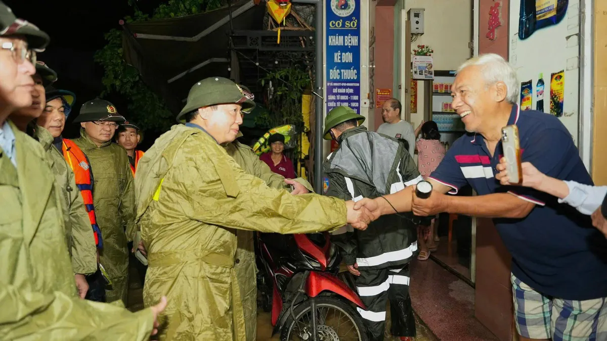 Phó Thủ tướng Trần Hồng Hà kiểm tra vùng ngập, động viên người dân Huế vượt qua lũ lớn - Ảnh 2.