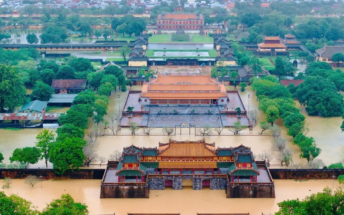 Đại nội Huế ngâm mình trong nước lũ.