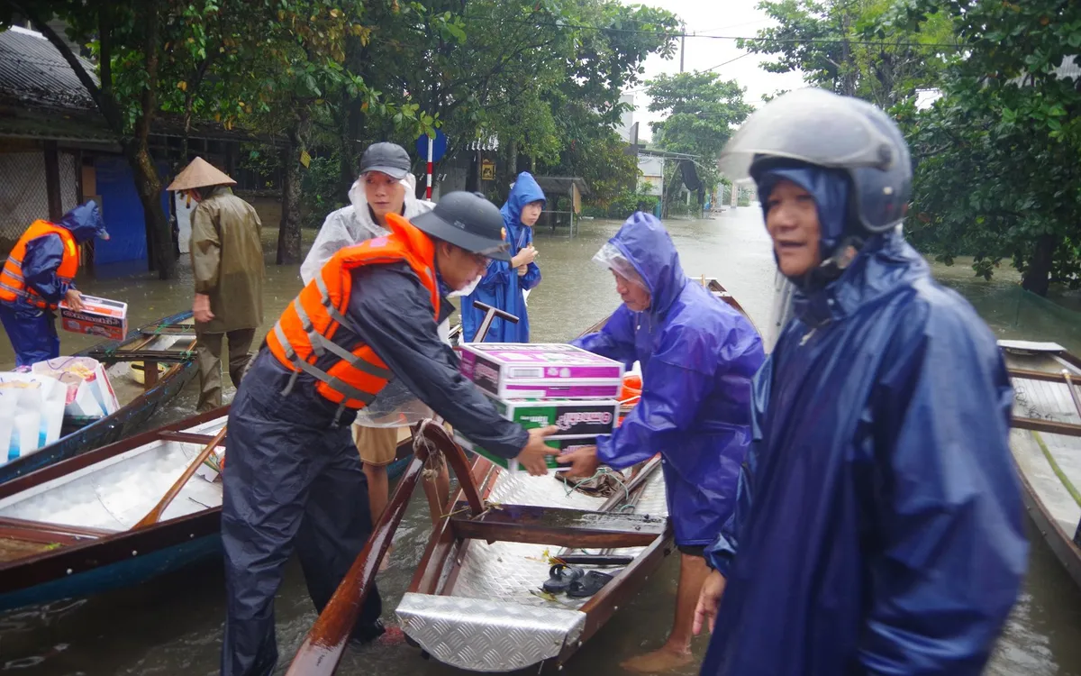 Trao nhu yếu phẩm thiết yếu hỗ trợ nhân dân vùng lũ lụt xã Đan Điền, thành phố Huế.