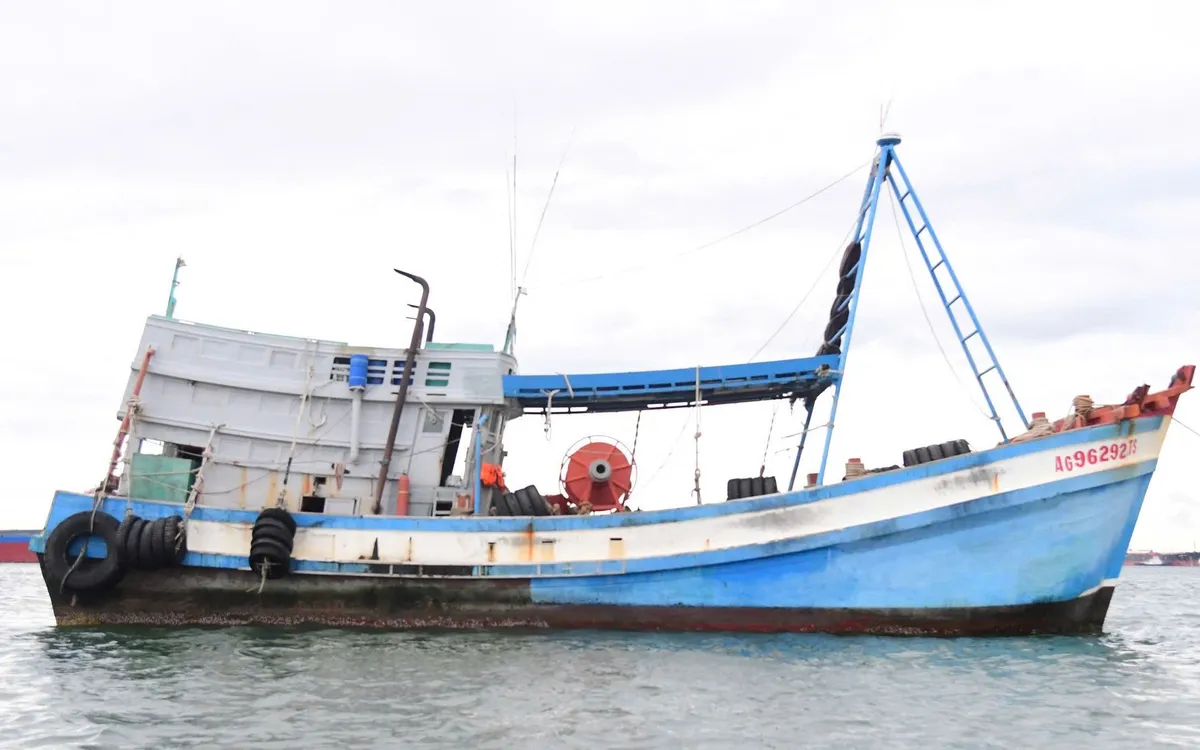 Tổ công tác Biên đội IV/25 dẫn giải Tàu cá AG – 96292 TS về cảng Hải đoàn Biên phòng 18. Ảnh: BP.