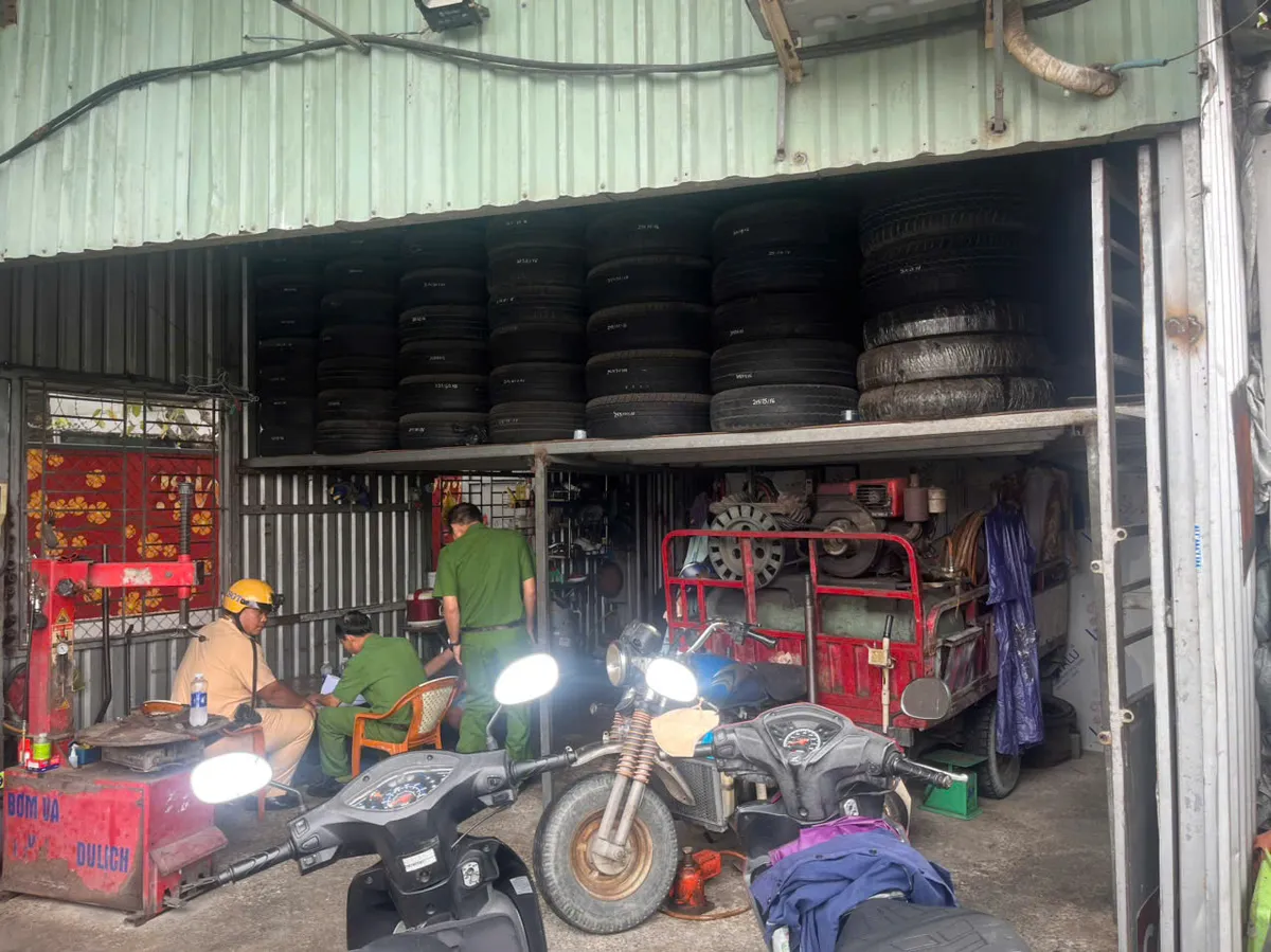 TP Hồ Ch&iacute; Minh: Thu gom 2kg đinh đinh tặc rải xuống đường bẫy người đi đường - Ảnh 2.