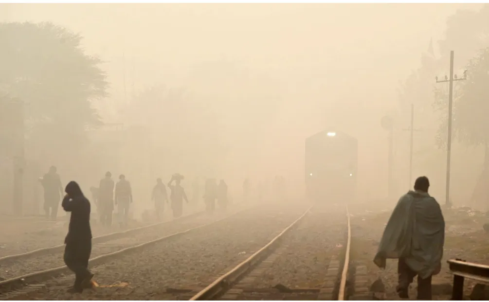 Khói bụi khiến trường học ở Pakistan phải thay đổi giờ học - Ảnh 1.