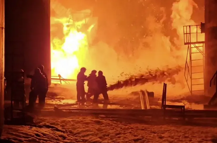 Các cuộc tấn công tầm xa của Ukraine đã cắt giảm 20% công suất lọc dầu của Nga - Ảnh 1.