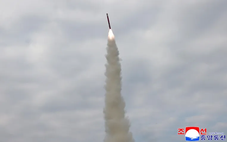 Hình ảnh cho thấy Triều Tiên thử nghiệm tên lửa hành trình chiến lược ở biển Hoàng Hải hôm 28/10 (Ảnh: KCNA) 