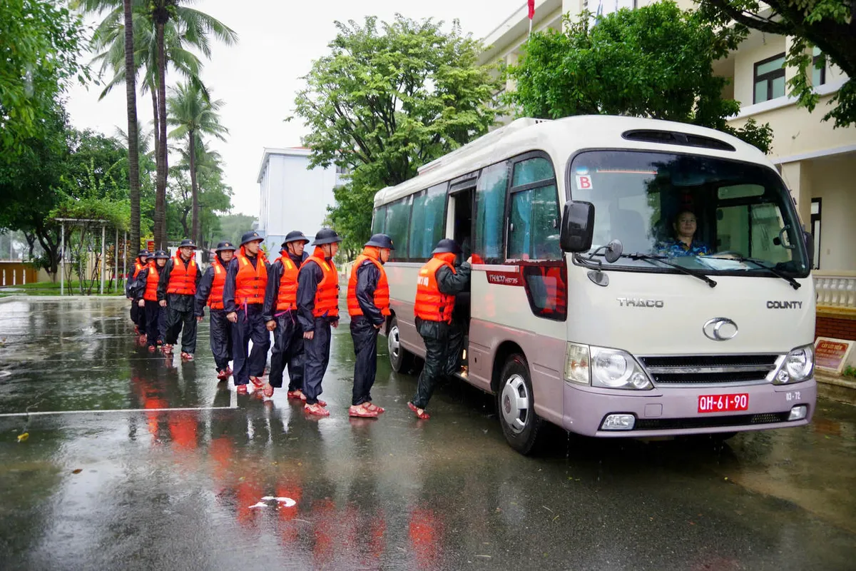 Bộ đội Hải quân cùng dân miền Trung vượt qua mưa lũ - Ảnh 1.