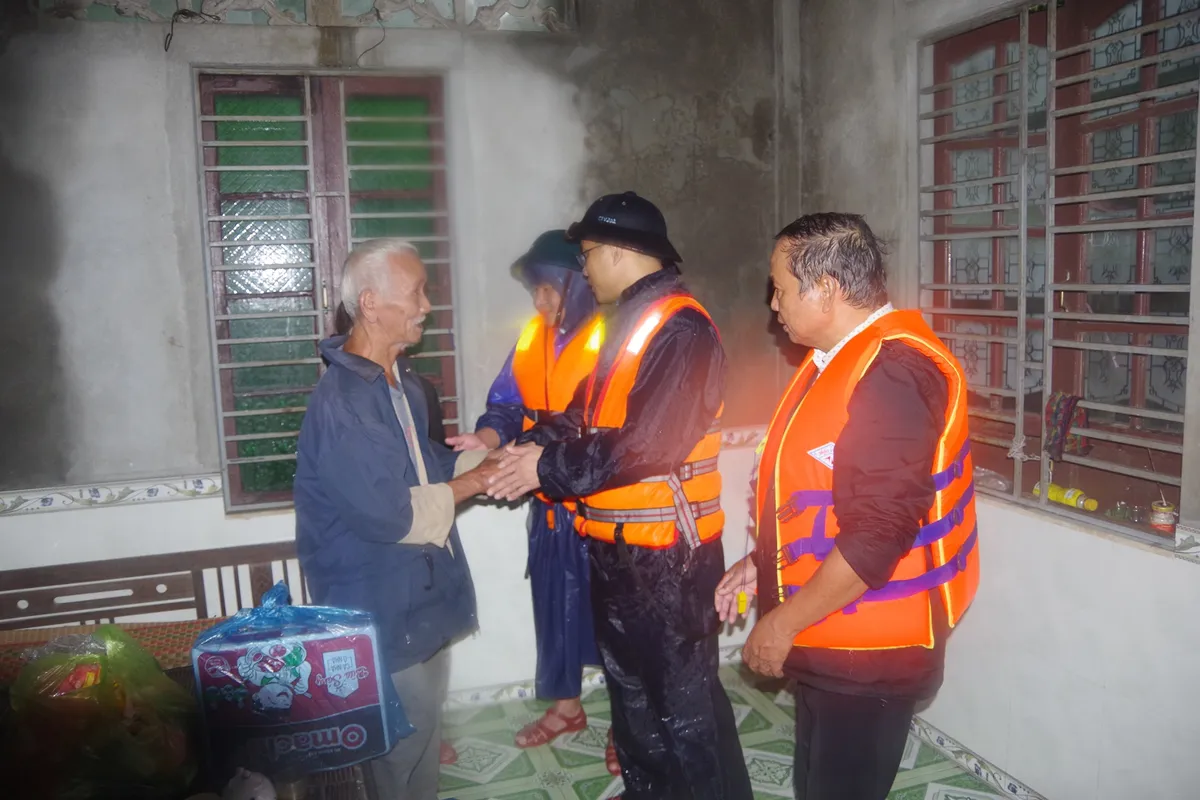 Cảnh sát biển Vùng 2 vượt lũ sâu, chia sẻ nỗi đau với gia đình có người bị lũ cuốn trôi ở Huế - Ảnh 1.